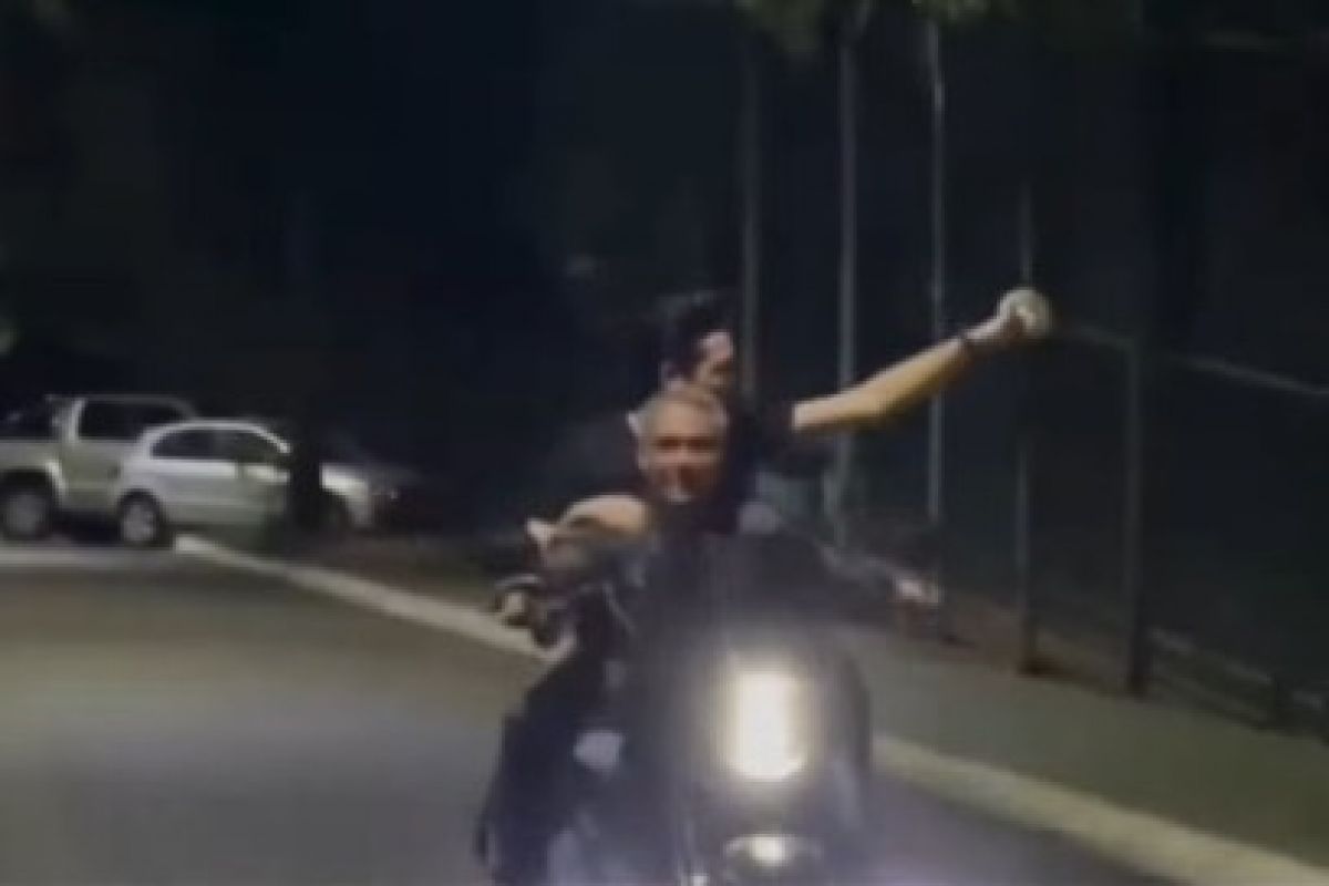 Gayer aparece sem capacete em moto e vídeo provoca reação nas redes